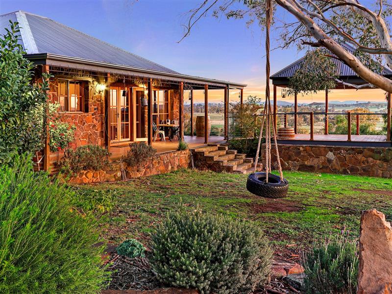 BullerRoo Stone Creek Cottage colonial style homestead