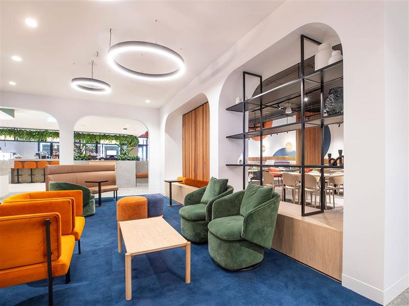 Holiday Inn Dandenong Open Lobby