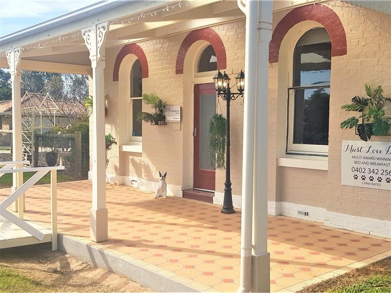 Front of cottage with disabled ramp